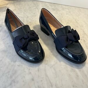 New Bandolino Patent leather Navy loafers with bow size 7 in box